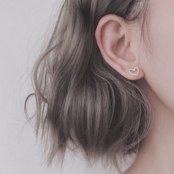 dainty heart silver stud earrings - Picture 4 of 4